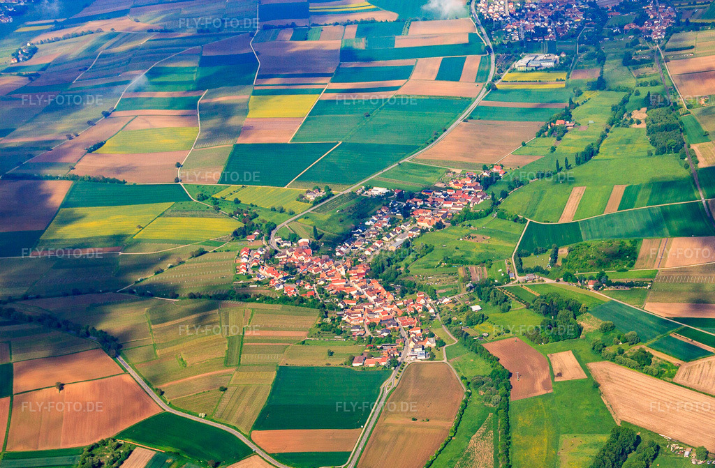 Luftbild: Dorf im Erlenbachtal von Osten in Oberhausen im Bundesland Rheinland-Pfalz in Deutschland. Foto: IMG_57213.jpg vom 18.05.2013 durch Werner Riehm/FLY-FOTO.de