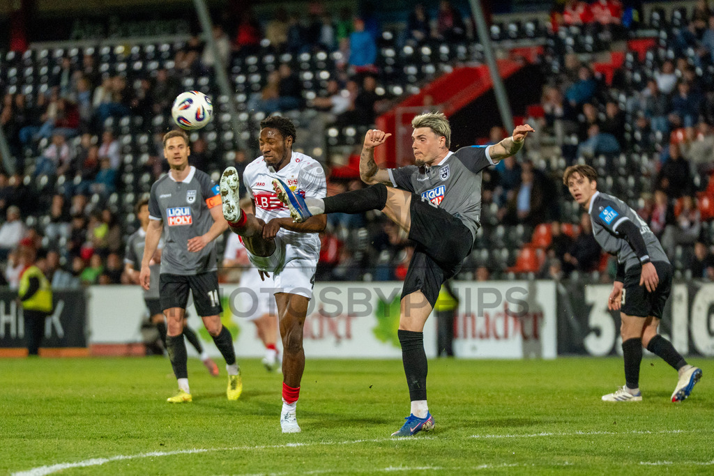 VfB Stuttgart II vs. SSV Ulm 1846 Fussball, Fussball, 3. Liga, 32. Spieltag, 08.04.2026 | Niklas Koelle (SSV Ulm 1846 Fussball, #32) klaert vor Mohamed Sankoh (VfB Stuttgart II, #44),VfB Stuttgart II vs. SSV Ulm 1846 Fussball, Fussball, 3. Liga, 32. Spieltag, 08.04.2026DFB regulations prohibit any use of photographs as image sequences and/or quasi-video