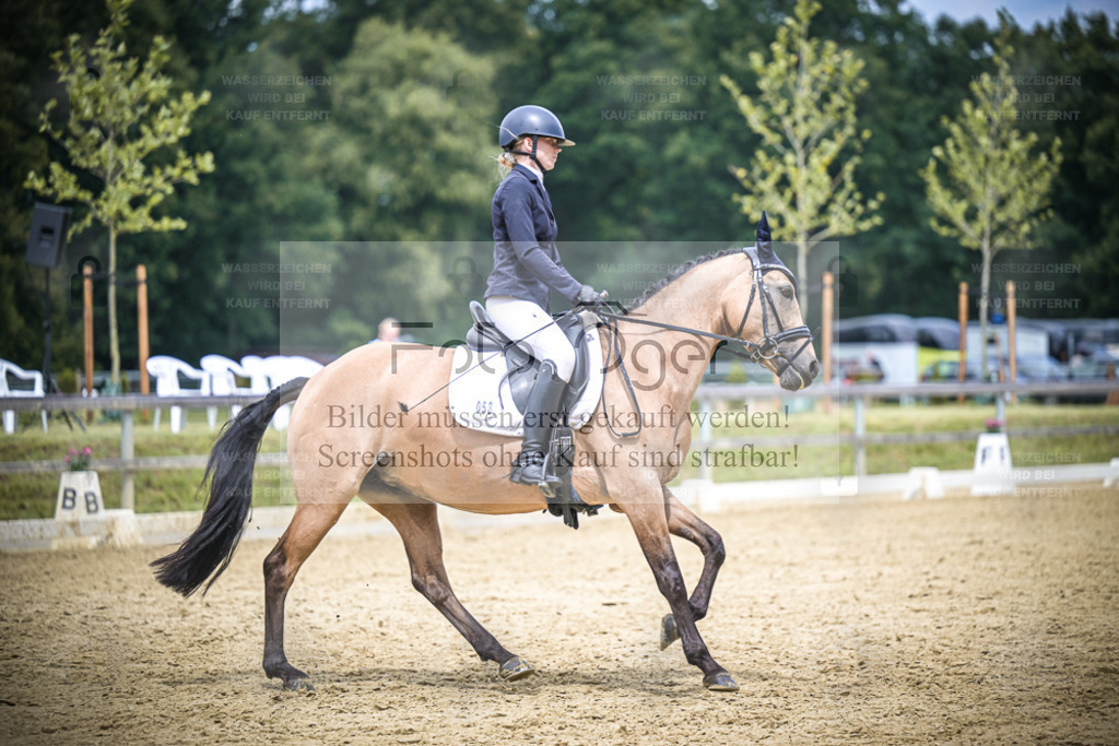 DOS_7375 | Entdecke hochwertige Reitturnierfotos von Foto Oger. Professionell, emotional und authentisch – jetzt Lieblingsmomente im Shop bestellen. - Realisiert mit Pictrs.com