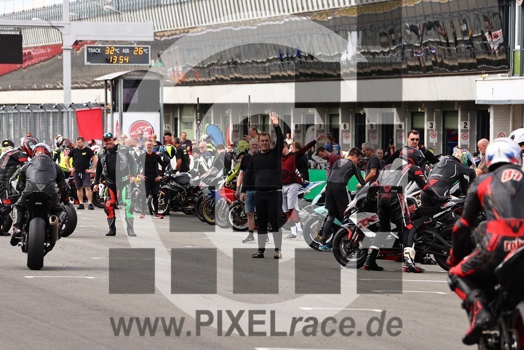 social-20250830_07268 | Schöne Erinnerungen an spannende Momente - das festzuhalten ist unser Job. PIXELrace.de ist seit 2003 auf den Rennstrecken Europas unterwegs um die Action draußen beim Fahren und die wunderbare Stimmung imm Fahrerlager für euch einzufangen.