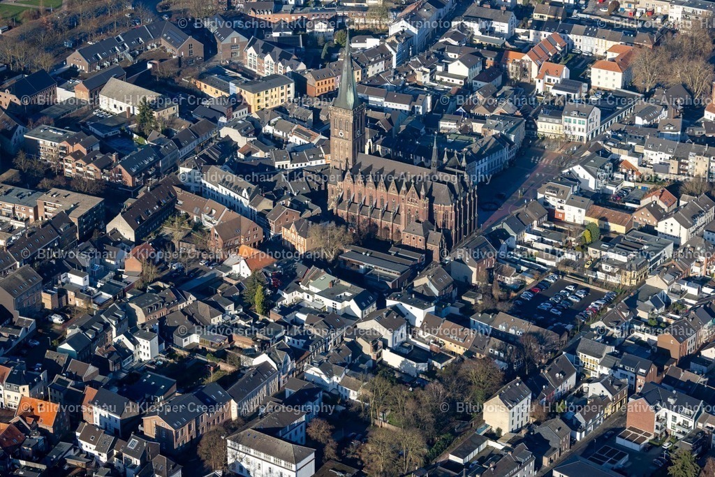 Luftbild Viersen-8577 | Luftbildfotografie Kirchengebäude " St. Cornelius Kirche " an der Kreuzherrenstraße, Börsenstraße in Viersen im Ortsteil Dülken im Bundesland Nordrhein-Westfalen, Deutschland - Realisiert mit Pictrs.com