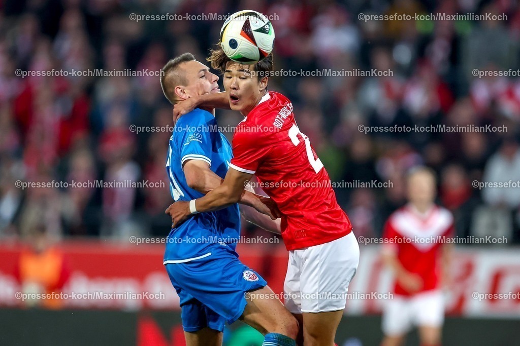 RWE06042501079 | 2025.04.06, Fußball, 3.Liga, Rot-Weiss Essen - FC Hansa Rostock, Stadion Hafenstraße, Saison 2024 2025: Franz Pfanne (FC Hansa Rostock #23) im Zweikampf gegen Kaito Mizuta (RWE #24) DFB regulations prohibit any use of photographs as image sequences and or quasi-video.