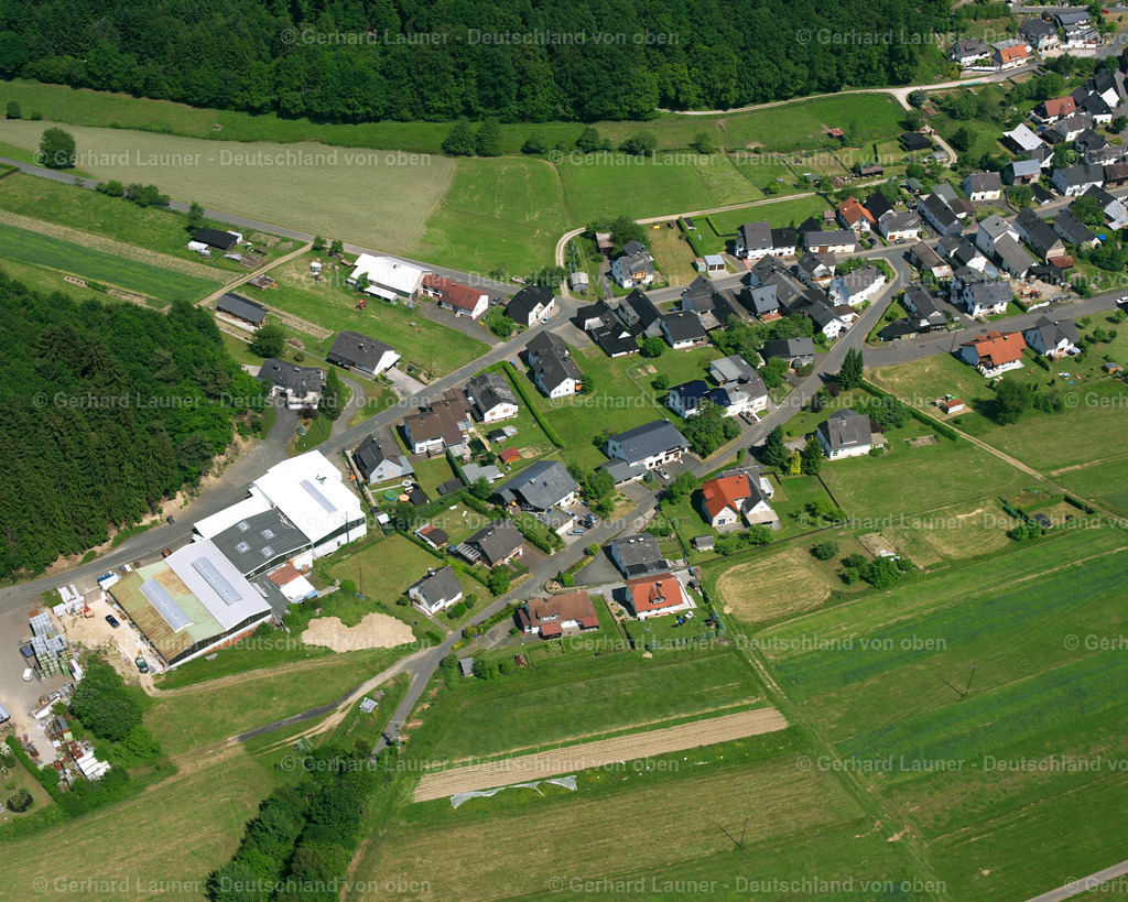 2611181 | DILLBRECHT 09.06.2006 Landwirtschaftliche Nutzflächen und Feldgrenzen  umsäumen das Siedlungsgebiet des Dorfes in Dillbrecht im Bundesland Hessen, Deutschland // Agricultural land and field boundaries surround the settlement area of the village  in Dillbrecht in the state Hesse, Germany Foto: Gerhard Launer