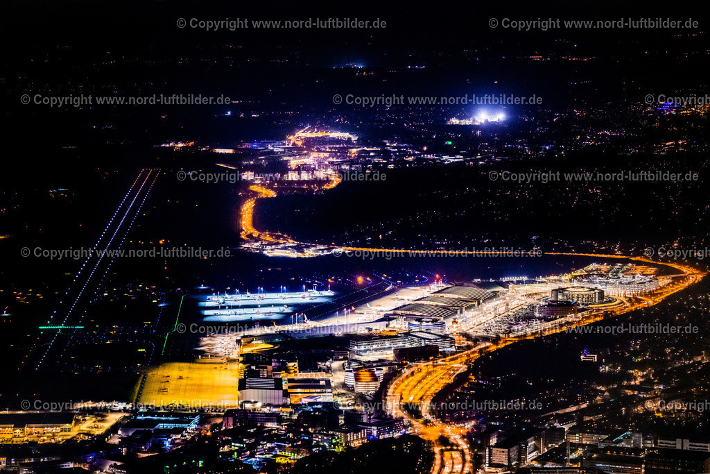 Hamburg_Fuhlsbüttel_Flughafen_Terminal_Nachtaufnahme_ELS_789260325 | HAMBURG 06.03.2025 Nacht- Lichter und Beleuchtung Abfertigungs- Gebäude und Terminals auf dem Gelände des Flughafen " Hamburg Airport Helmut Schmidt "(ICAO-Code EDDH)im Ortsteil Fuhlsbüttel in Hamburg, Deutschland. Weiterführende Informationen bei: Drees & Sommer SE,  Flughafen Hamburg GmbH,  IDEA Architekten GbR,  Weber Poll Ingenieurbüro für Bauwesen GbR,  gmp International GmbH. // Night lighting dispatch building and terminals on the premises of the airport " Hamburg Airport Helmut Schmidt "(ICAO-Code EDDH) in the district Fuhlsbuettel in Hamburg, Germany. Further information at: Drees & Sommer SE,  Flughafen Hamburg GmbH,  IDEA Architekten GbR,  Weber Poll Ingenieurbuero fuer Bauwesen GbR,  gmp International GmbH. Foto: Martin Elsen