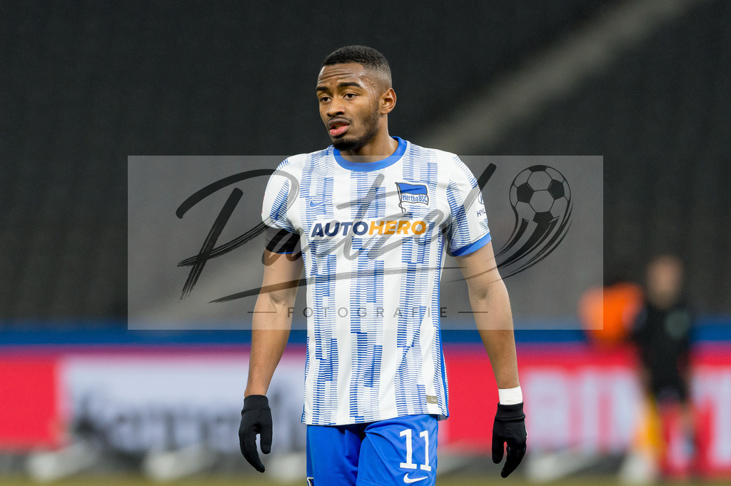 BSCFCB20220123_283 | Fussball, Herren: Myziane Maolida (Hertha BSC) schaut bei dem Spiel der 1. Bundesliga zwischen Hertha BSC und FC Bayern Muenchen im Olypiastadion am 23.01.2022 in Berlin, Deutschland.DFB / DFL REGULATIONS PROHIBIT ANY USE OF PHOTOGRAPHS AS IMAGE SEQUENCES AND/OR QUASI-VIDEO. - Realisiert mit Pictrs.com
