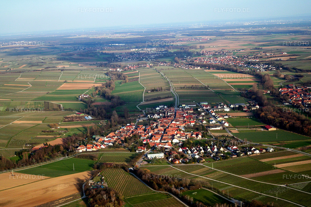 Luftbild: Ortschaft von Westen im Ortsteil Heuchelheim in Heuchelheim-Klingen im Bundesland Rheinland-Pfalz in Deutschland. Foto: IMG_1397.jpg vom 07.04.2006 durch Werner Riehm/FLY-FOTO.de