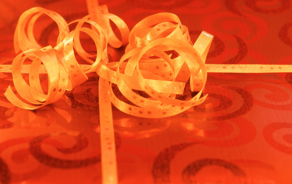 Geschenkpackung mit goldenem Band | Geschenkpackung mit goldenem Band - Realisiert mit Pictrs.com