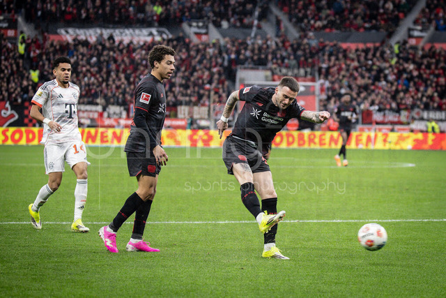 German Bundesliga, Bayer 04 Leverkusen vs. FC Bayern München, 14.03.2026 | LEVERKUSEN, GERMANY - MARCH 14:  Aleix Garcia (Bayer 04 Leverkusen, 24) shoots on goal, scoring 1:0 during the German Bundesliga match on gameday 26 between Bayer 04 Leverkusen vs. FC Bayern München at BayArena on March 14, 2026 in Leverkusen, Germany. DFL REGULATIONS PROHIBIT ANY USE OF PHOTOGRAPHS AS IMAGE SEQUENCES AND/OR QUASI-VIDEO.