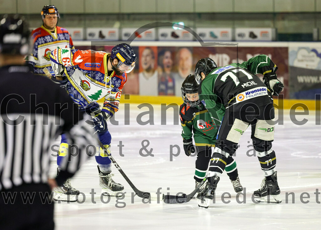 2022-12-09_016_TSV_Erding_gegen_EHC_Waldkraiburg | Erding, Deutschland, 09.12.2022:
Eishockey, Bayernliga 2022 / 2023, 19. Spieltag, TSV Erding gegen EHC Waldkraiburg, Endergebnis: 9:2

Tobias Cramer (Erding Gladiators, #63), Philipp Michl (Erding Gladiators, #77)

Foto: Christian Riedel / fotografie-riedel.net