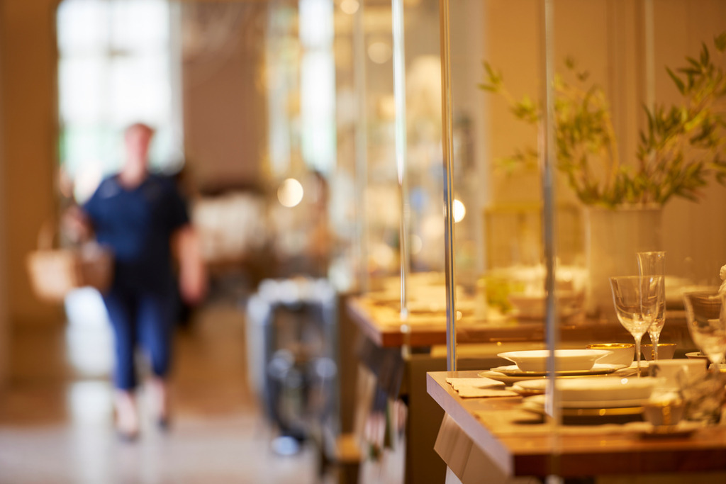 Wiener Porzellanmanufaktur Augarten | Wien, Austria - July 17, 2017: Wiener Porzellanmanufaktur Augarten, Besucher im Augarten Porzellanmuseum, mit Blick in den Schaukasten. - Realisiert mit Pictrs.com
