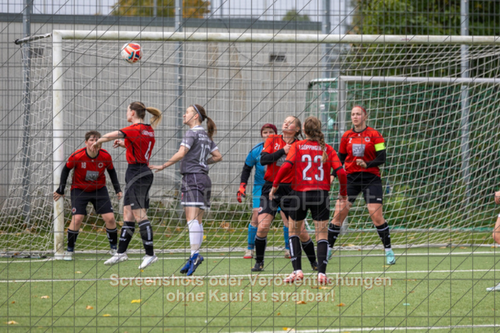 20251005_113205_0263 | #,1.Göppinger SV (rot) vs. SGM Aufhausen/Nellingen (grau), Fußball, Frauen-Regionenliga 3 - WfV, 04. Spieltag, Saison 2025/2026, Kunstrasenplatz Nord, Hohenstaufenstr. 116, 73033 Göppingen, 05.10.2025 - 11:00 Uhr,Foto: PhotoPeet-Sportfotografie/Peter Harich