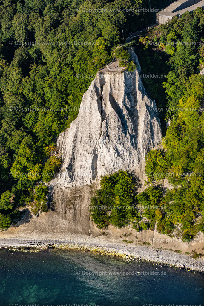 Rügen_Kreidefelsen_Königsstuhl_ELS_7039100822 | LOHME 10.08.2022 Felsen- Küsten- Landschaft an der Steilküste - Kreidefelsen Königstuhl - in Lohme an der Ostseeküste im Bundesland Mecklenburg-Vorpommern, Deutschland. Weiterführende Informationen bei: Nationalpark-Zentrum KÖNIGSSTUHL Sassnitz gemeinnützige GmbH. // Rock Coastline on the cliffs - Kreidefelsen Koenigstuhl - in Lohme at the baltic sea coast in the state Mecklenburg - Western Pomerania, Germany. Further information at: Nationalpark-Zentrum KOeNIGSSTUHL Sassnitz gemeinnuetzige GmbH. Foto: Martin Elsen