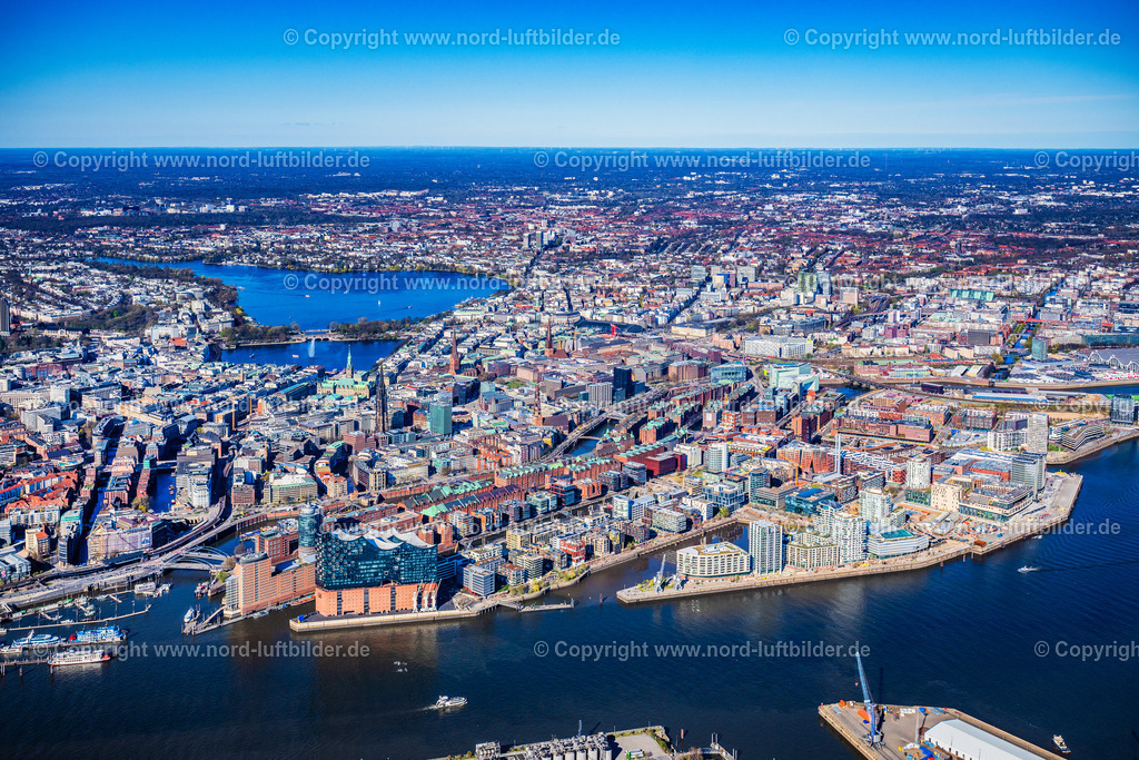 Hamburg_Hafen_Panorama_bis_Alster_ELS_4606060425 | HAMBURG 06.04.2025 Stadtansicht am Ufer des Flußverlaufes der Norderelbe im Ortsteil HafenCity mit der Elbphilharmonie in Hamburg, Deutschland. // City view on the banks of the river course of the Norderelbe in the district HafenCity with the Elbphilharmonie in Hamburg, Germany. Foto: Martin Elsen