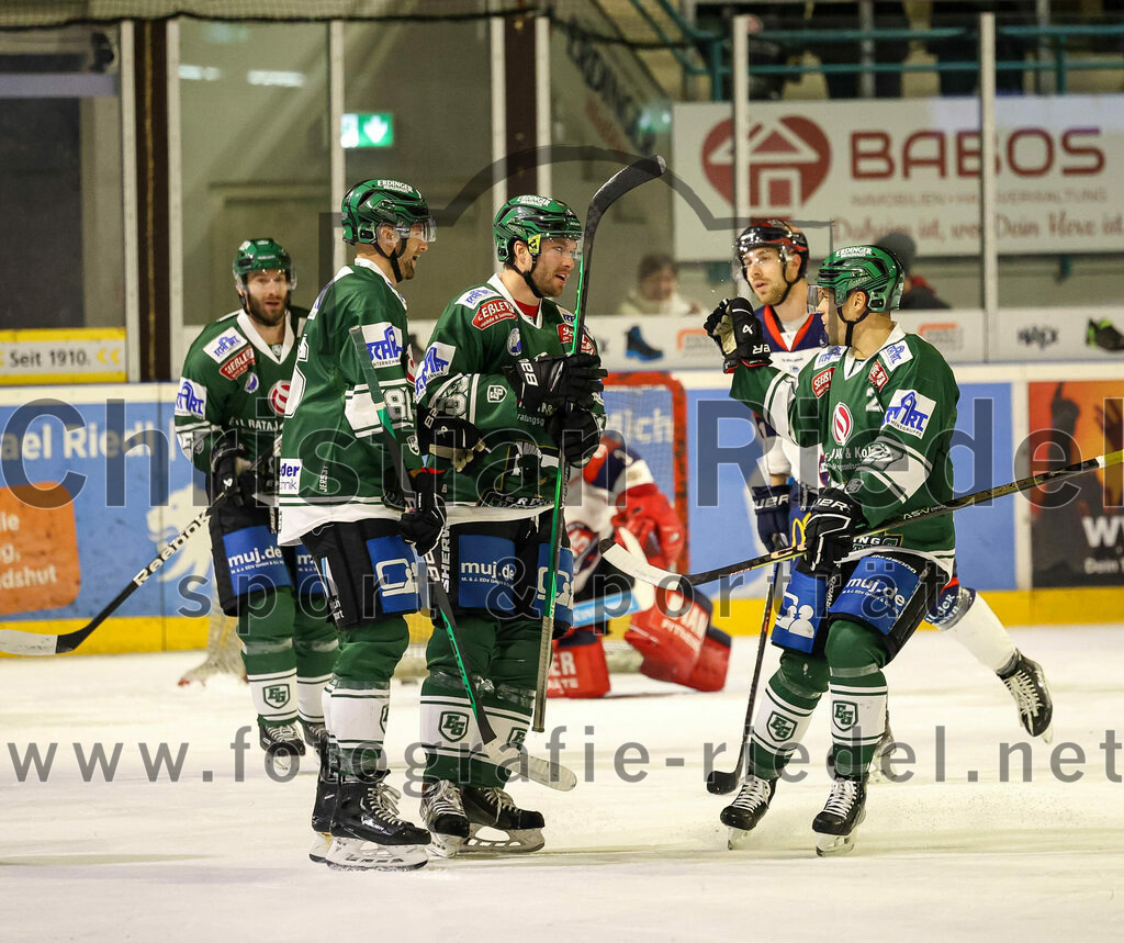 2024-01-05_084_TSV_Erding_gegen_VfE_Ulm-Neu-Ulm | Erding, Deutschland, 05.01.2024:
Eishockey, Bayernliga Vorrunde 2023 / 2024, 22. Spieltag, TSV Erding gegen VfE Ulm/Neu-Ulm, Endergebnis: 7:6

Michael Trox (Erding Gladiators, #86), Thomas Plihal (Erding Gladiators, #39), Mark Waldhausen (Erding Gladiators, #27)

Foto: Christian Riedel / fotografie-riedel.net