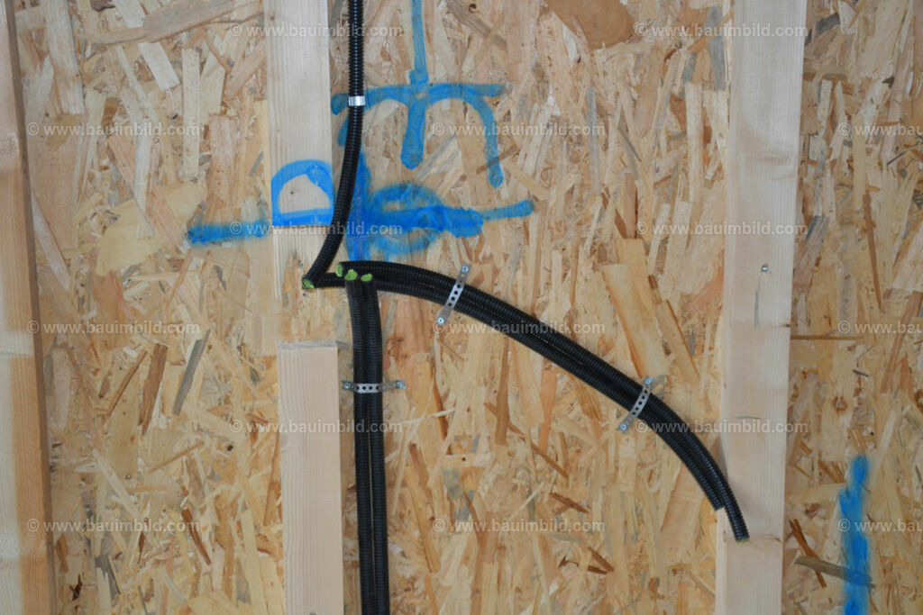 bib-lg17-elektroinstallation-0158 | Nach LV-Leistungsgruppen sortierte Detailfotos über den Bau eines Hauses. Alle Hausbau-Bilder direkt vom Urheber und Autor der Website Haus-Selber-Bauen.com