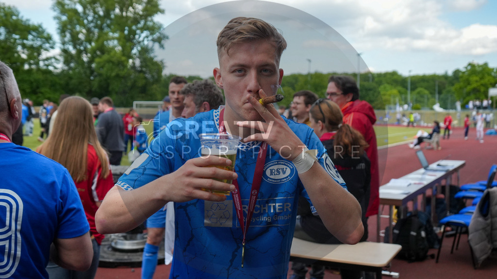 Fußball, Herren, Saison 2024/2025, Finaltag der Amateure 2025, Landespokal Brandenburg, Finale, VfB 1921 Krieschow vs. RSV Eintracht 1949, Samstag 24.05.2025, Volksparkstadion Neuruppin, | Fußball, Herren, Saison 2024/2025, Finaltag der Amateure 2025, Landespokal Brandenburg, Finale, VfB 1921 Krieschow vs. RSV Eintracht 1949, Samstag 24.05.2025, Volksparkstadion Neuruppin, Im Bild: Till Plumpe (RSV) mit besonderem Jubel über den Landespokalsieg - Realisiert mit Pictrs.com