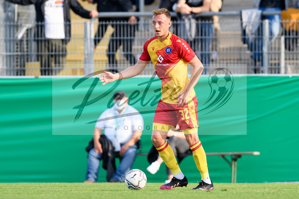 LOTKSC20210809_147 | Fussball, Herren: Robin Bormuth (Karlsruher SC) in Aktion, am Ball, Einzelaktion beim Spiel der 1. Runde im DFB-Pokal zwischen SF Lotte und Karlsruher SC im Stadion am Lotter Kreuz am 09.08.2021 in Lotte, Deutschland.DFB / DFL REGULATIONS PROHIBIT ANY USE OF PHOTOGRAPHS AS IMAGE SEQUENCES AND/OR QUASI-VIDEO. - Realisiert mit Pictrs.com