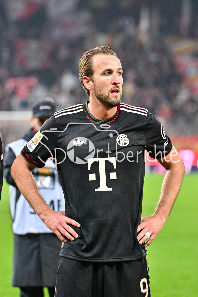 1. FC Union Berlin - FC Bayern München | BERLIN, DEUTSCHLAND - 8. NOVEMBER: nach der Partie bedanken sich die Spieler des FCB bei den mitgereisten Fans - Harry KANE (FC Bayern Munich 9) - während dem Bundesligamatch zwischen dem 1. FC Union Berlin und dem FC Bayern München am 10. Spieltag im Stadion an der alten Försterei am 8. November 2025 in Berlin, Germany / DFL REGULATIONS PROHIBIT ANY USE OF PHOTOGRAPHS AS IMAGE SEQUENCES AND/OR QUASI-VIDEO