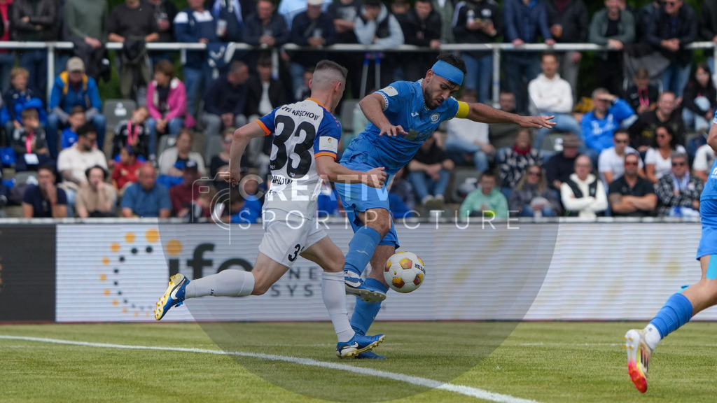 Fußball, Herren, Saison 2024/2025, Finaltag der Amateure 2025, Landespokal Brandenburg, Finale, VfB 1921 Krieschow vs. RSV Eintracht 1949, Samstag 24.05.2025, Volksparkstadion Neuruppin, | Fußball, Herren, Saison 2024/2025, Finaltag der Amateure 2025, Landespokal Brandenburg, Finale, VfB 1921 Krieschow vs. RSV Eintracht 1949, Samstag 24.05.2025, Volksparkstadion Neuruppin, Im Bild: Paul Pahlow (l. Krieschow) und Ernes Matjaz (r. RSV) - Realisiert mit Pictrs.com