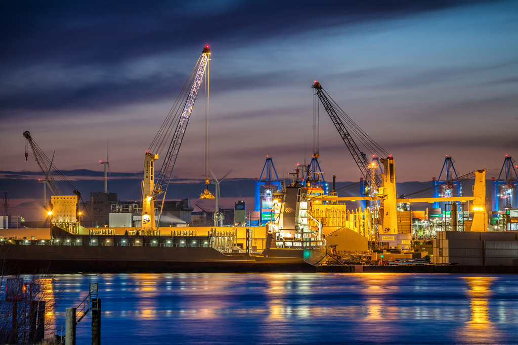 10250109 - Blaue Stunde am Süd-West Terminal | Blick über den Südwest Hafen bei Nacht.