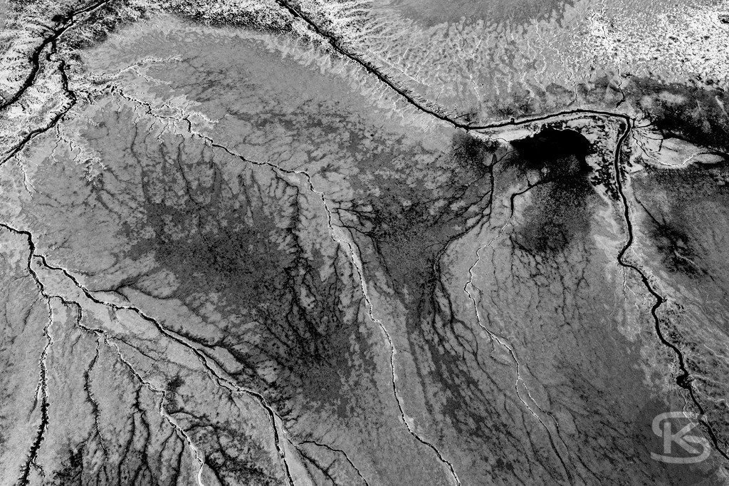 Ground Levels – Abstrakte Landschaften entwässerter Seen aus der Vogelperspektive | Ground Levels zeigt Drohnenaufnahmen entwässerter Seegründe, die zwischen Realität und Abstraktion oszillieren. Rinnsale, Pfützen und Muster verwandeln sich aus der Luft zu abstrakten Kompositionen – Fotokunst von Stefan Kuhn. - Realisiert mit Pictrs.com