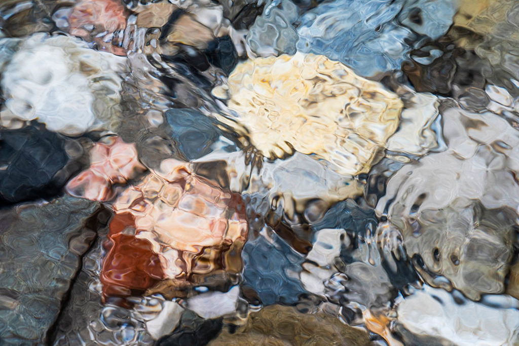 Farbenspiel unter Wasser im Garnitzenbach in Kärnten | Bestell-Nr. oe_2021_07_0879 - Realisiert mit Pictrs.com