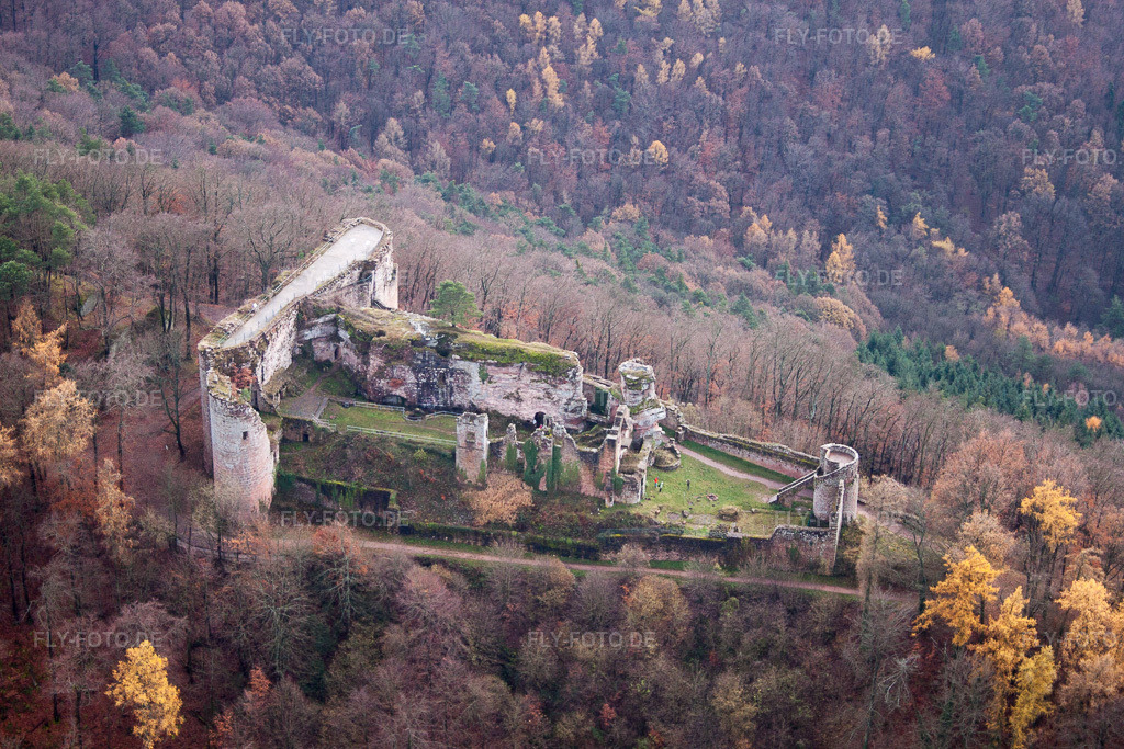 Luftbild: Ruine und Mauerreste der ehemaligen Burganlage in Ramberg im Bundesland Rheinland-Pfalz in Deutschland. Foto: IMG_61254.jpg vom 30.11.2013 durch Werner Riehm/FLY-FOTO.de