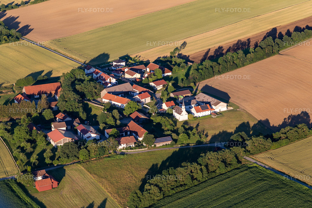 Luftbild: Münchsdorf im Ortsteil Münchsdorf in Roßbach im Bundesland Bayern in Deutschland. – Foto: IMG_132874.jpg vom 02.07.2022 durch Werner Riehm/FLY-FOTO.de – Auflösung des Originals: 5192 x 3462 px – -
