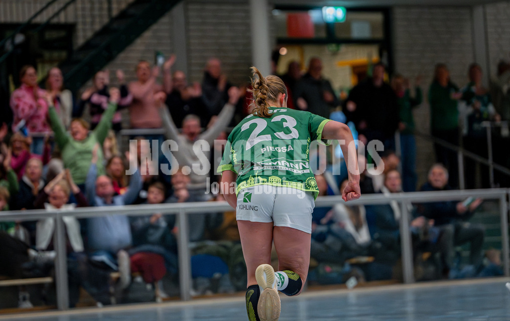 Handball I Frauen I Saison 2025-2026 I 3. Liga Staffel Nord I 10. Spieltag I SC SFN Vechta - HSG Blomberg-Lippe II I 0843 | Freude auf der Tribüne Leonie Piegsa (23, SC SFN Vechta) - Realisiert mit Pictrs.com