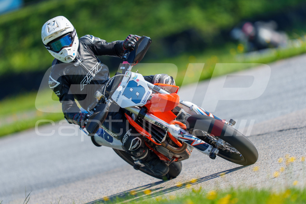 SuperMoto_Staatsmeisterschaft_Greinbach_057 | GRIPcapture steht für authentische Sportfotografie in Österreich – für Momente, die mehr sind als Geschwindigkeit oder Ergebnis. Es geht um Emotion, Spannung, Fokus und den Augenblick, der oft nur einen Wimpernschlag dauert.Ob Motorsport, Teamsport oder 
