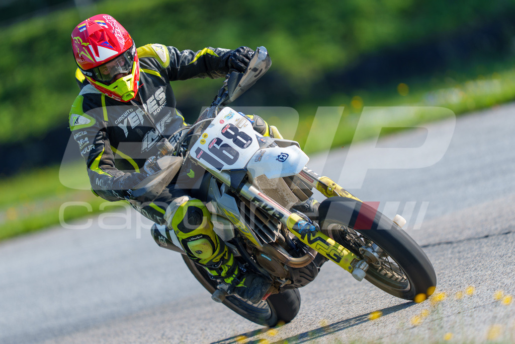 SuperMoto_Staatsmeisterschaft_Greinbach_056 | GRIPcapture steht für authentische Sportfotografie in Österreich – für Momente, die mehr sind als Geschwindigkeit oder Ergebnis. Es geht um Emotion, Spannung, Fokus und den Augenblick, der oft nur einen Wimpernschlag dauert.Ob Motorsport, Teamsport oder 