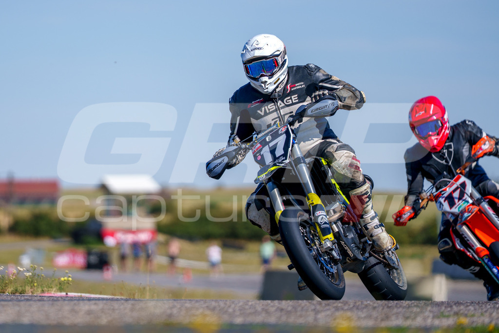 SuperMoto_Staatsmeisterschaft_Fuglau-natural-1035 | GRIPcapture steht für authentische Sportfotografie in Österreich – für Momente, die mehr sind als Geschwindigkeit oder Ergebnis. Es geht um Emotion, Spannung, Fokus und den Augenblick, der oft nur einen Wimpernschlag dauert.Ob Motorsport, Teamsport oder 