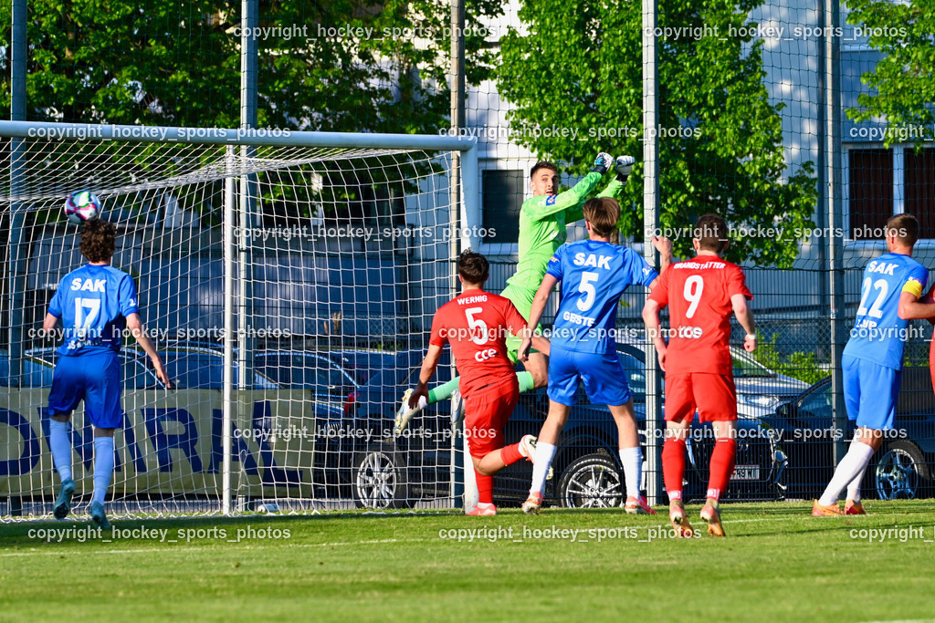 SAK vs. SC ST. Veit | #17 Jan Sasa Ogris-Martic SAK, #5 Nico Wernig SC St.Veit, #5 Jakob Geister SAK, #1 Kristijan Kondic SAK, #9 Julian Brandstätter SC St.Veit, #22 Leo Ejup SAK, Tor SC St. Veit, SAK vs. SC ST. Veit, SAK vs. SC ST. Veit am 30.04.2025 in Klagenfurt (Sportpark Welzenegg), Austria, (Photo by Bernd Stefan)