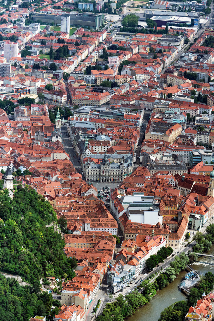 dr__0092454.jpg | GRAZ 14.06.2022 Altstadtbereich und Innenstadtzentrum mit dem Schlossberg am Flussverlauf der Mur in Graz in Steiermark, Österreich.