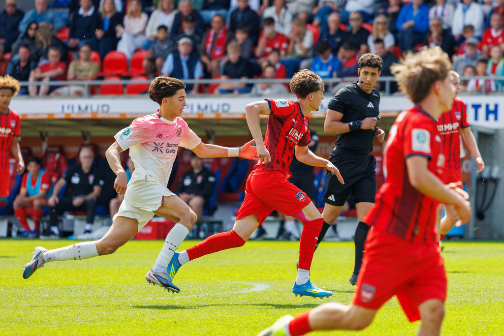 20260503-U19_FCH-LEV_076 | 1.FC Heidenheim 1846 vs. Bayer 04 Leverkusen, Fußball, U19, A-Junioren, NWL, U19-DFB-Nachwuchsliga, 2025/2026, Achtelfinale, 03.05.2026 in Heidenheim, Voith Arena(Foto: Michael Bulling) - Realisiert mit Pictrs.com