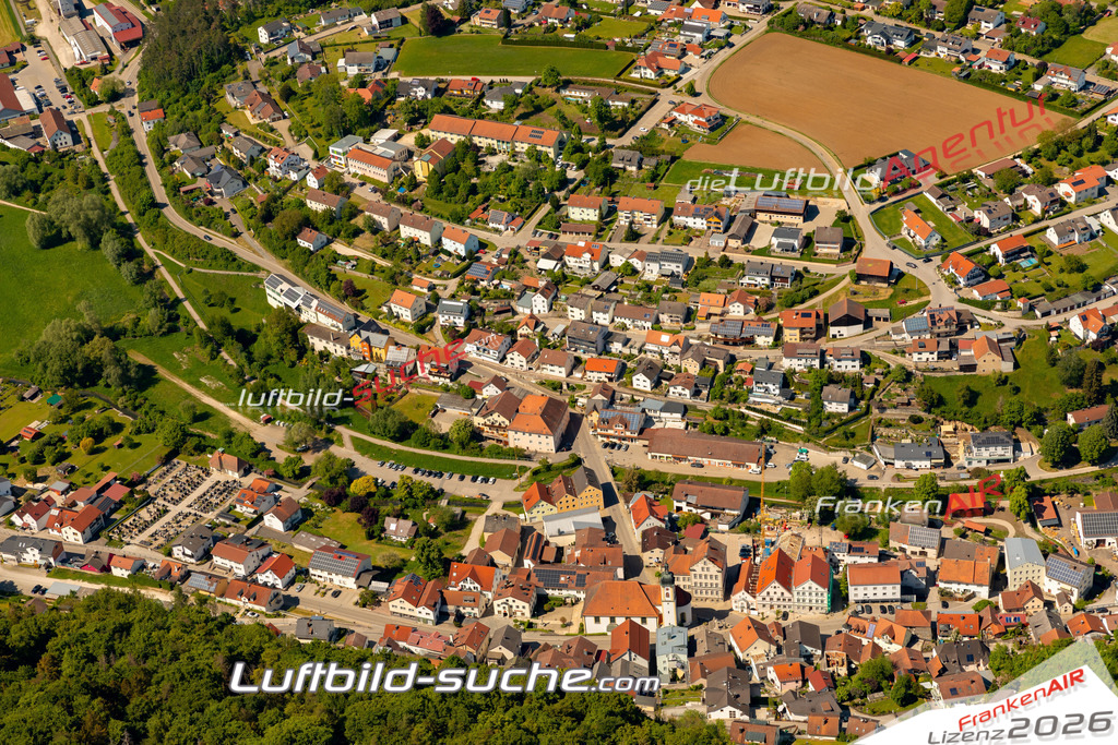 Das Luftbild zeigt :  Altmannstein - Die Luftaufnahme wurde 2024 vom UL-Flugzeug aus erstellt ( keine Drohne ) - Hochauflösende Luftaufnahme - Für grossformatige Ausdrucke geeignet. Die Geschenkidee !Mit Lizenz und Bildrechte bestellbar