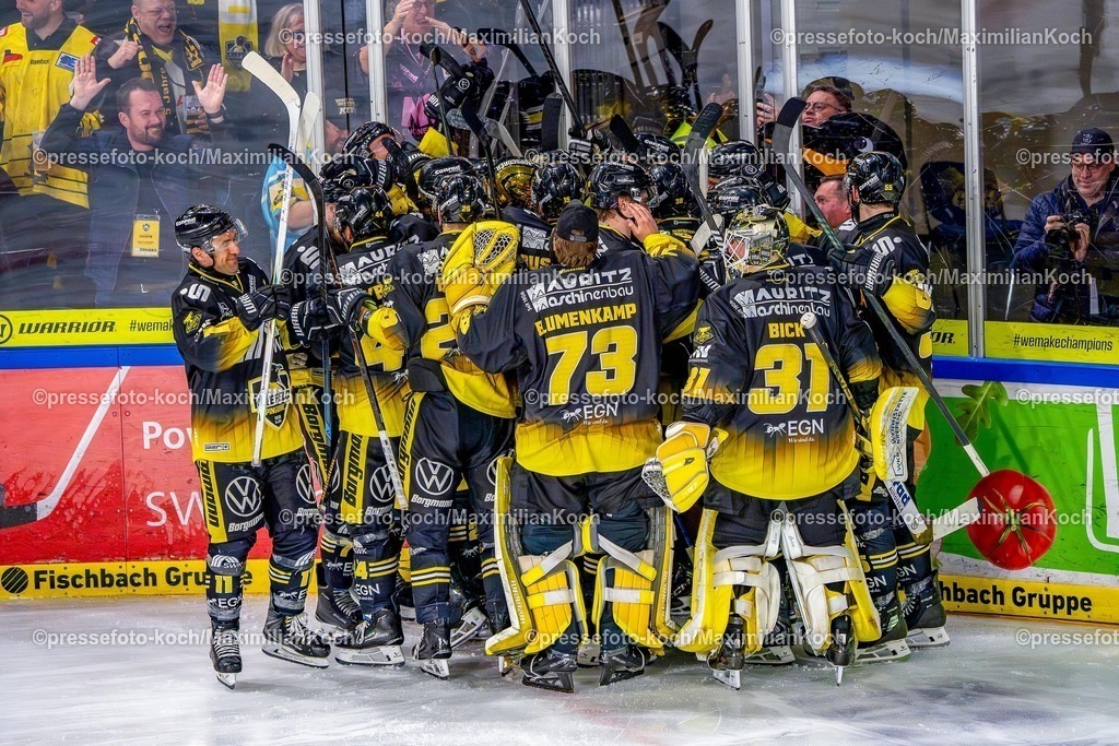xkkux17042601075 | 17.04.2026, xkkux, Eishockey, DEL2 Finale, Krefeld Pinguine - Kassel Huskies, Herren, Saison 2025 / 2026, Yayla-Arena: Abschlussjubel nach dem Treffer zum 3:2 in Overtime durch Max Newton (Krefeld Pinguine #37) . 