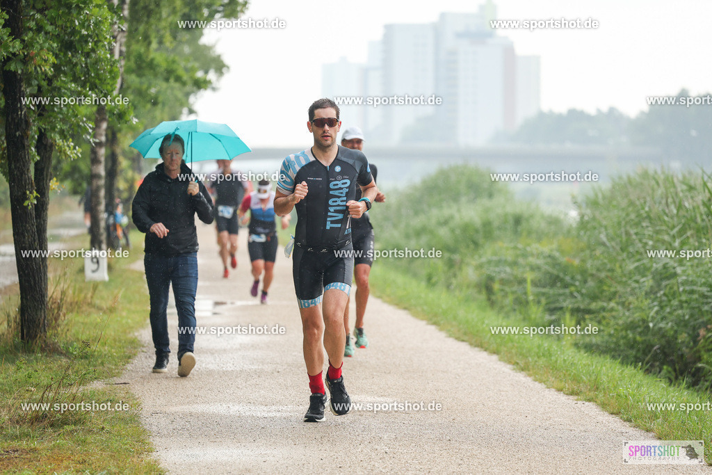 LUR_1072 | 34. M-net Erlanger Triathlon 2025 #erlangertriathlon  #mnettriathlon2025 #mnettriathlon #team #olympischedistanz #mitteldistanz #triathlon #maindonaukanal  #erlangertriathlon2025 #yourpictrs #tv1848 #tv1848erlangen  #triathlonbayern #sportinerlangen #demsportverbunden #sportshot_your_pictrs Copyright: www.sportshot.de