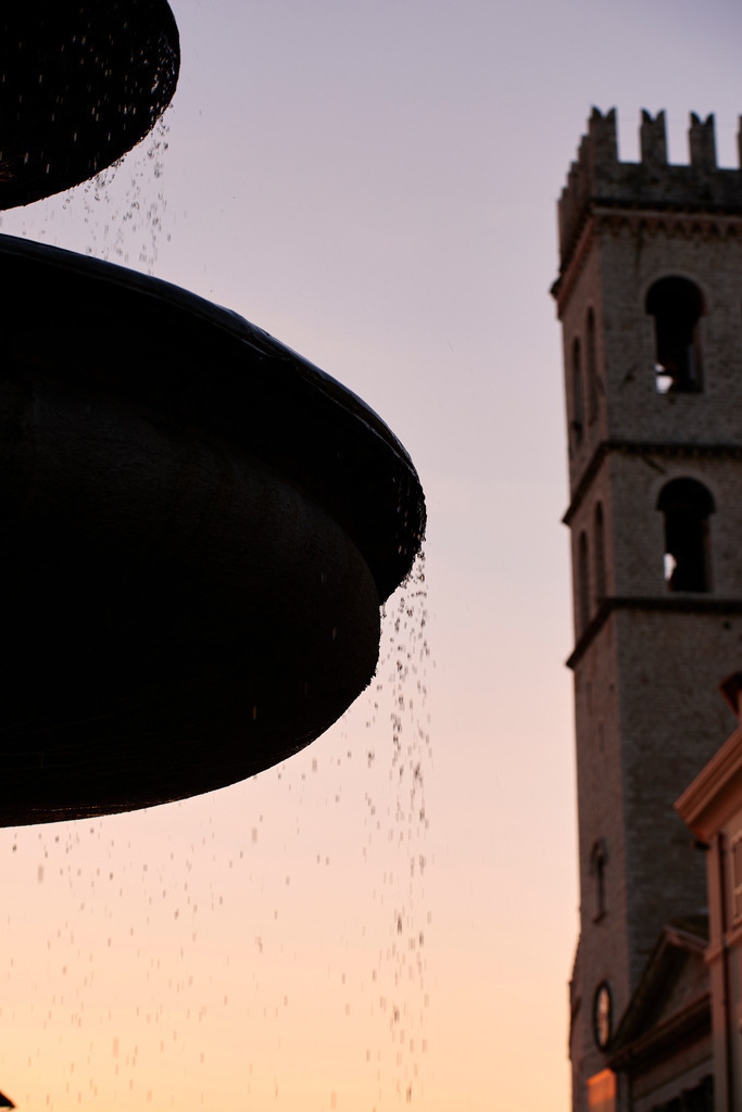 Brunnen am Piazza del Comune | Assisi, Italien - August 28, 2016: Brunnen am Piazza del Comune, im Hintergrund Santa Maria sopra Minerva. - Realisiert mit Pictrs.com