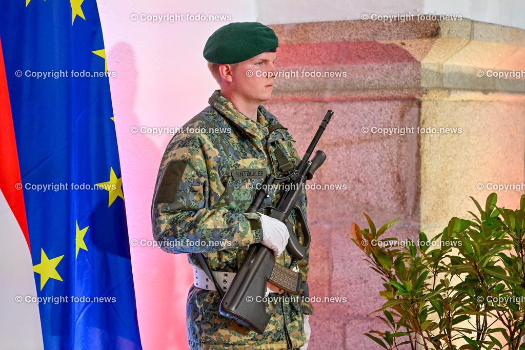 Kranzniederlegung mit LH Stelzer und VertreterInnen des Ooe. Landtags_ 31.10.2024-1 | 31.10.2024, Landhaus Linz AUT, Promenade, Kranzniederlegung 2024 zum Gedenken all jener, die in der Vergangenheit für Oberoesterreich Verantwortung getragen haben, im Bild Vertreter des Oesterreichischen Bundesheer
