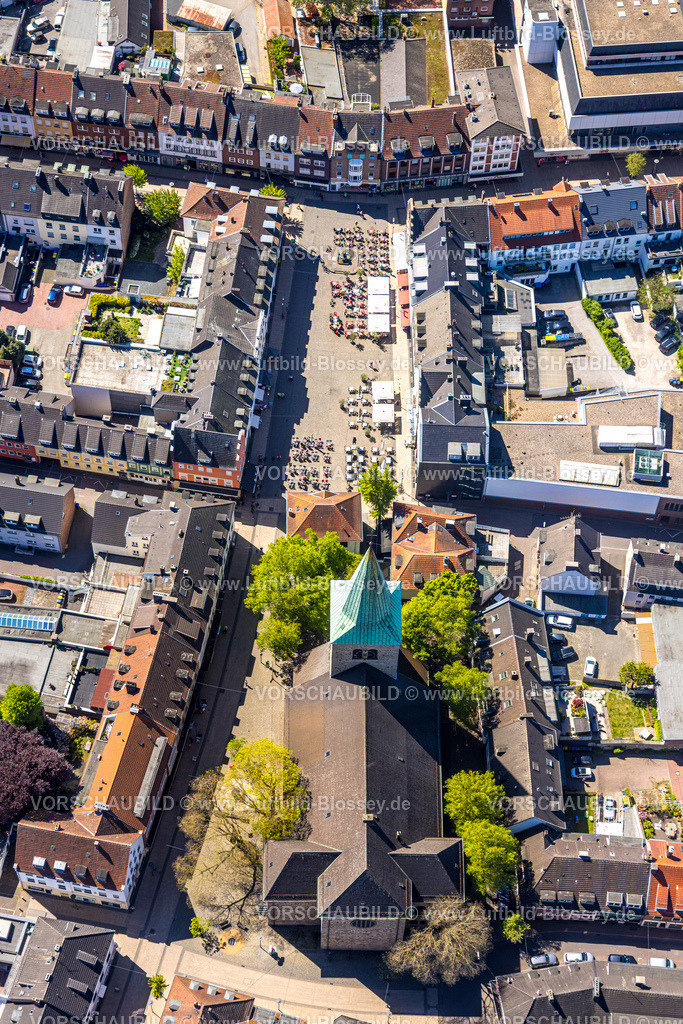 Dorsten260409129 | Luftbild, kath. Kirche St. Agatha und Altes Rathaus, Marktplatz mit Außengastronomie, Dorsten, Sauerland, Nordrhein-Westfalen, Deutschland