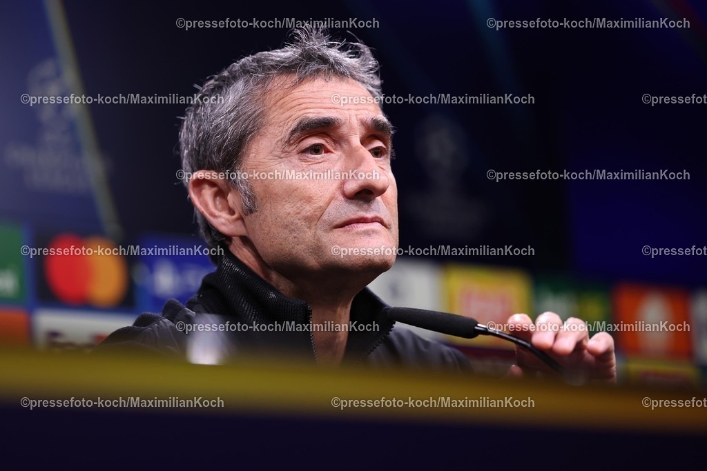 UCL01102501148 | 01.10.2025, Fußball, UEFA Champions League, Borussia Dortmund - Athletic Club Bilbao, BVB Stadion, 2. Spieltag, Saison 2025 2026: Die Trainer bei der Pressekonferenz nach dem Spiel .  Sichtlich enttäuscht nach der Niederlage Cheftrainer Ernesto Valverde (Bilbao #hc) Regulations prohibit any use of photographs as image sequences and or quasi-video.