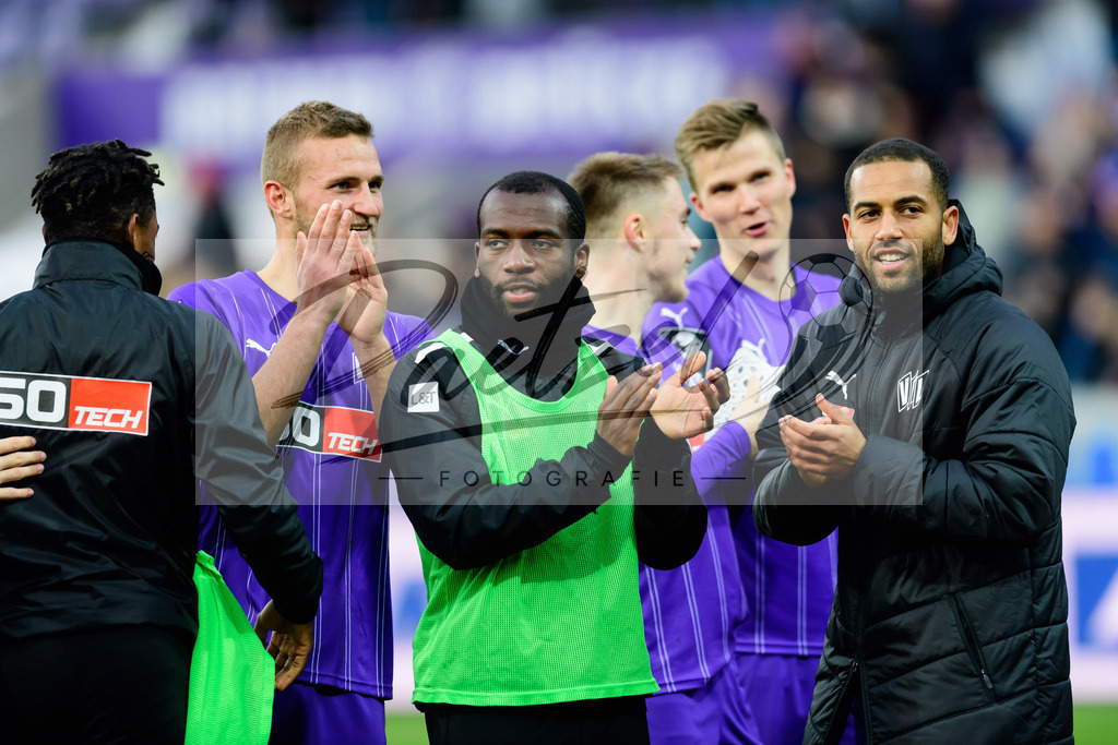 OSNTSV20211106_139 | Fussball, Herren: Timo Beermann (VfL Osnabrueck), Ulrich Bapoh (VfL Osnabrueck) und Andrew Wooten (VfL Osnabrueck) Schlussjubel, jubelt nach dem 3:1 Sieg bei dem Spiel der 3. Liga zwischen VfL Osnabrueck und TSV 1860 Muenchen im Stadion an der Bremer Bruecke am 06.11.2021 in Osnanbrueck, Deutschland.DFB / DFL REGULATIONS PROHIBIT ANY USE OF PHOTOGRAPHS AS IMAGE SEQUENCES AND/OR QUASI-VIDEO. - Realisiert mit Pictrs.com