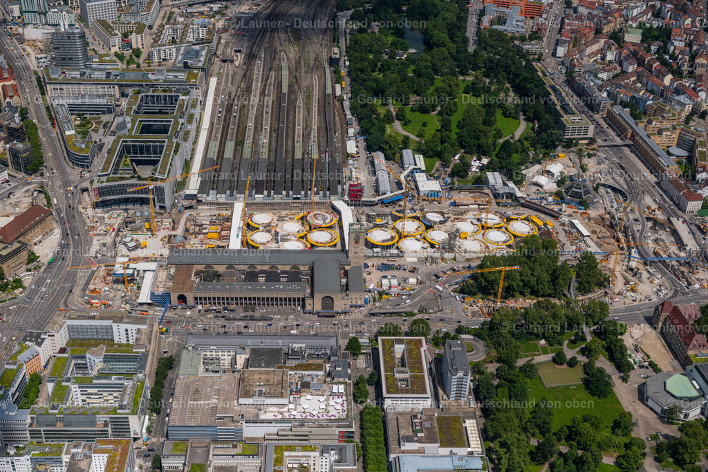 4046427 | STUTTGART 19.07.2021 Bauarbeiten zum Verkehrs- und Städtebauprojekt " Stuttgart 21 " in Stuttgart im Bundesland Baden-Württemberg. Weiterführende Informationen bei: DB Netz AG,  Deutsche Bahn AG,  Ed. Züblin AG,  GODEL-BETON GmbH,  HTG Ingenieurbüro für Bauwesen GmbH,  SÜLZLE Stahlpartner GmbH,  Vössing Ingenieurgesellschaft mbH,  ingenhoven architects. // Building of the main station of the railway and construction site for the development project "Stuttgart 21" in Stuttgart in the state of Baden-Wurttemberg. Further information at: DB Netz AG,  Deutsche Bahn AG,  Ed. Zueblin AG,  GODEL-BETON GmbH,  HTG Ingenieurbuero fuer Bauwesen GmbH,  SUeLZLE Stahlpartner GmbH,  Voessing Ingenieurgesellschaft mbH,  ingenhoven architects. Foto: Gerhard Launer