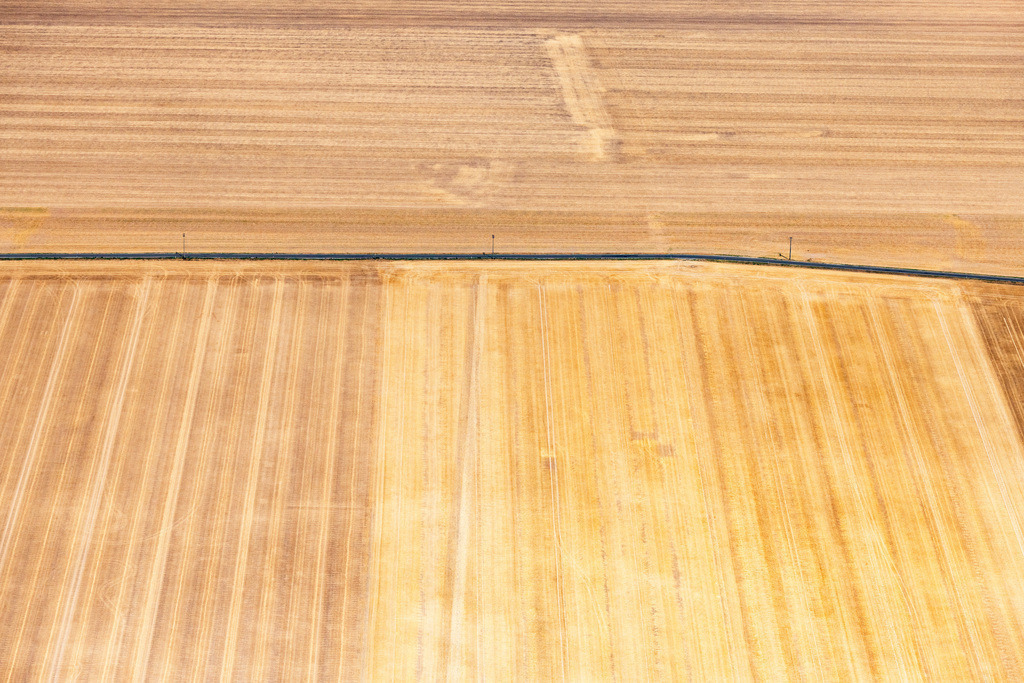 dr__0030323.jpg | WIEDEMAR 24.07.2019 Verlauf der Straßenführung parallel zu einer Stromleitung entlang von abgeernteten Getreidefeldern in Wiedemar im Bundesland Sachsen, Deutschland. // Street - road guidance parallel zu einer Stromleitung entlang von abgeernteten Getreidefeldern in Wiedemar in the state Saxony, Germany. Foto: Daniel Reiter