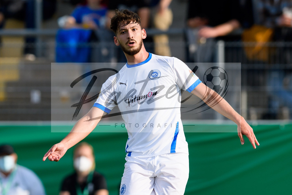 LOTKSC20210809_118 | Fussball, Herren: Cedric Euschen (Sportfreunde Lotte) schaut beim Spiel der 1. Runde im DFB-Pokal zwischen SF Lotte und Karlsruher SC im Stadion am Lotter Kreuz am 09.08.2021 in Lotte, Deutschland.DFB / DFL REGULATIONS PROHIBIT ANY USE OF PHOTOGRAPHS AS IMAGE SEQUENCES AND/OR QUASI-VIDEO. - Realisiert mit Pictrs.com