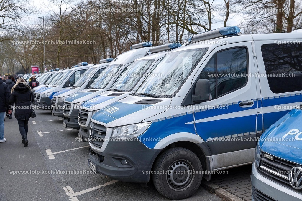 BVB08022502113 | 08.02.2025, Fußball, Borussia Dortmund - VfB Stuttgart, 1. Fußball Bundesliga, 21. Spieltag, Signal Iduna Park, Saison 2024 2025: Polizei Polizeieinsatz Polizeibereitschaft Hochrisikospiel Hochrisikospiele Risikospiele Polizist EInsatzwagen BlaulichtDFB regulations prohibit any use of photographs as image sequences and or quasi-video.