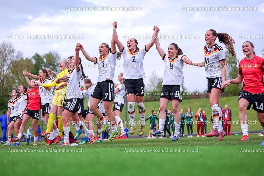DFB16042601073 | 16.04.2026, Essen, Fußball, UEFA Womens UNDER 19 Championship qualification, Germany - France, Stadion Uhlenkrug, Saison 2025 / 2026: Abschlussjubel nach dem 2:1 Sieg der deutschen Nationalmannschaft.  v.l. Lany Mia Bäcker (Deutschland U19 #13) Leni Eggert (Deutschland U19 #11) Janne Krumme (Deutschland U19 #01) Laila Portella (Deutschland U19 #19) Zoe Schick (Deutschland U19 #07) Felicia Sophie Sträßer (Deutschland U19 #02) Leonie Köpp (Deutschland U19 #09) Helen Börner (Deutschland U19 #17) Maria Penner (Deutschland U19 #14)   DFB regulations prohibit any use of photographs as image sequences and or quasi-video.