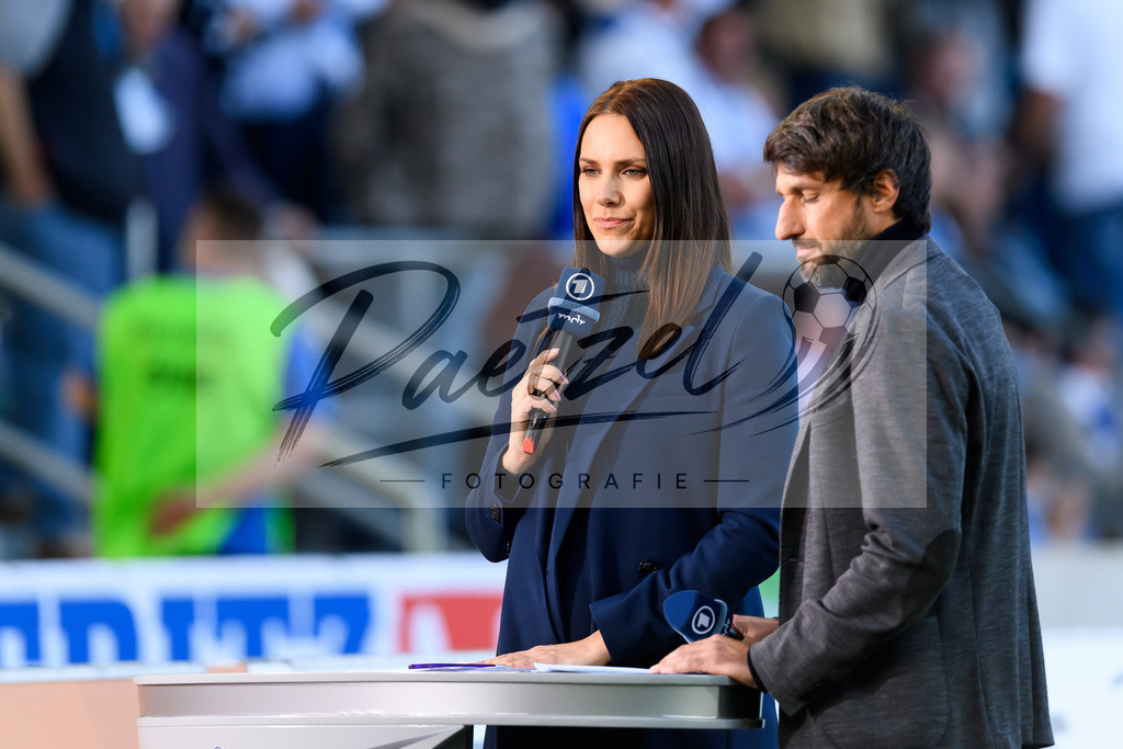 FCMFCK20210904_001 | Fussball, Herren: Sportschau-Moderatorin Esther Sedlaczek schaut beim Spiel der 3. Liga zwischen 1. FC Magdeburg und 1. FC Kaiserslautern in der MDCC-Arena am 04.09.2021 in Magdeburg, Deutschland.DFB / DFL REGULATIONS PROHIBIT ANY USE OF PHOTOGRAPHS AS IMAGE SEQUENCES AND/OR QUASI-VIDEO. - Realisiert mit Pictrs.com