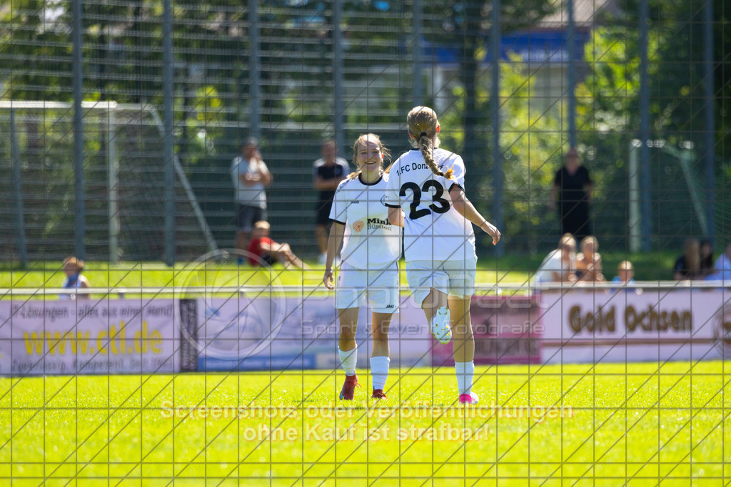 20260906_125131_0339_(c)_by_PhotoPeet | #,1.FC Donzdorf (weiß) vs. 1.FC Heidenheim 1846 (rot), Fußball, Frauen-Verbandspokal Gruppe 2, 2. Runde, Saison 2026/2027, Rasenplatz Lautertal Stadion, Süßener Straße 16, 73072 Donzdorf, 06.09.2026 - 11:00 Uhr,Foto: PhotoPeet / Sport- &amp; Eventfotografie / Peter Harich